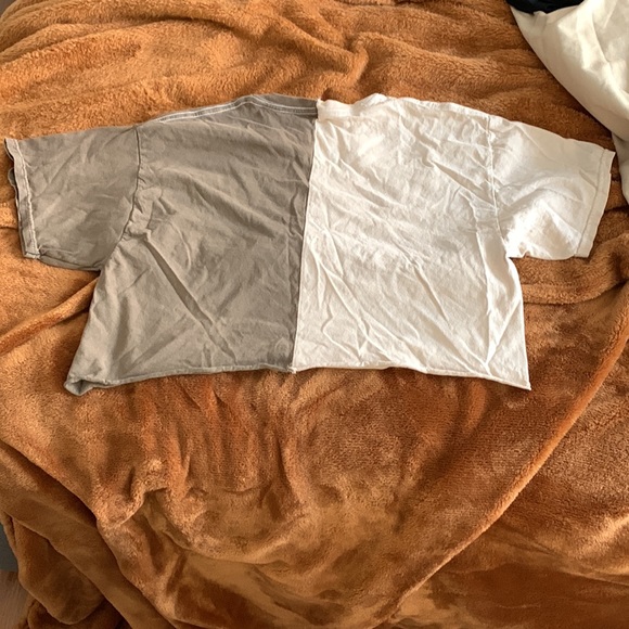 Cropped half split shirt, fits loose but very cute - Picture 2 of 2